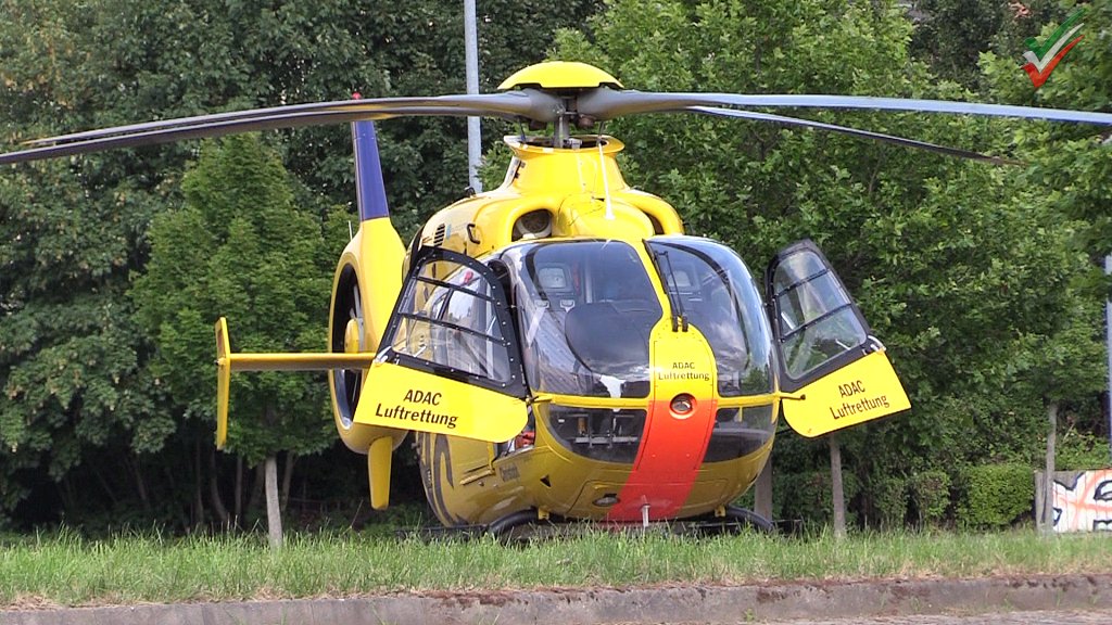 Schwerverletzt nach Unfall – Dieb läuft auf Fahrbahn – Rettungshubschrauber Christoph 8 D-HOFF RTH