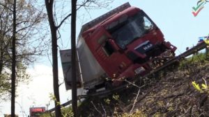 Schwerer LKW-Unfall am Stauende – Schutzplanke bewahrte Sattelzug vor Absturz – mehrere Verletzte