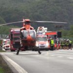 [A1 – Schwerer LKW-Unfall am Stauende] Rettungshubschrauber für lebensgefährlich verletzten LKW-Fahrer