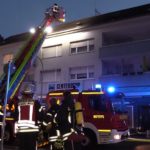 Brand in Dachgeschoss – Zwei schwerverletzte Personen [Rettungshubschrauber bei Feuerwehr-Großeinsatz]