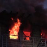 [ERSTINFO] Bauernhof in Vollbrand in Iserlohn-Kesbern – Strohballen, Scheune und Wohnhaus in Flammen