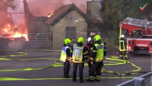 Bauernhof in Vollbrand in Iserlohn-Kesbern – Komplettes landwirtschaftliches Anwesen in Flammen