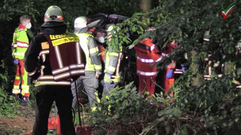 Echt abgehoben – Auto fliegt in Wald – Flugzeugabsturz in Wetter (Ruhr) stellt sich als Verkehrsunfall heraus