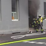 [Feuerwehreinsatz Wohnungsbrand] Wohnung und Treppenraum stark verraucht  –  Menschenrettung!