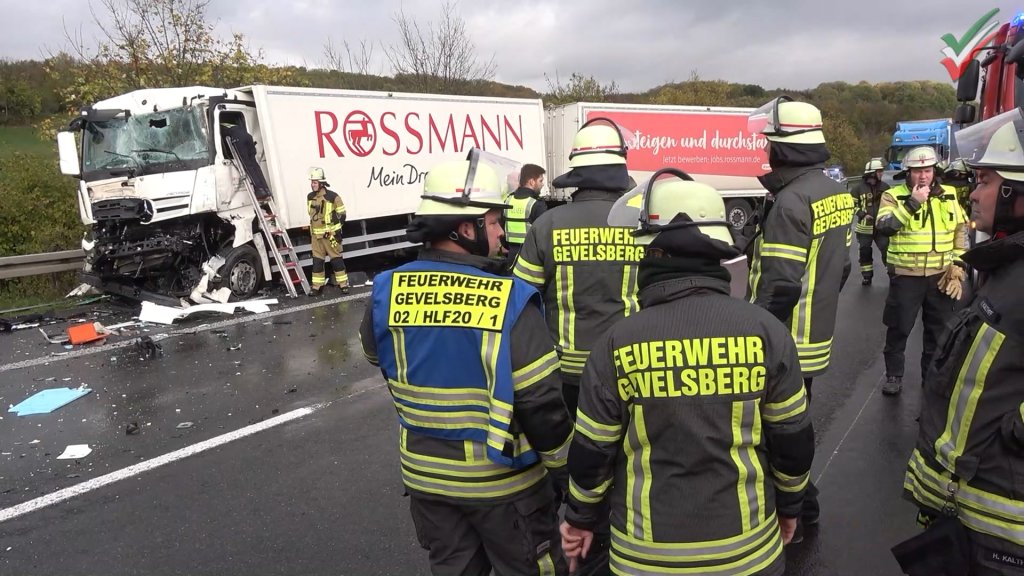 Feuerwehreinsatz auf der Autobahn nach schwerem LKW-Unfall mit vier LKW auf A1 am Stauende bei Gevelsberg