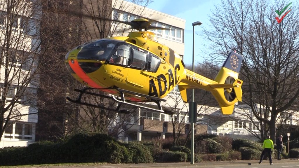 Mann zwischen PKW und LKW eingeklemmt und schwer verletzt – Rettungshubschrauber im Einsatz