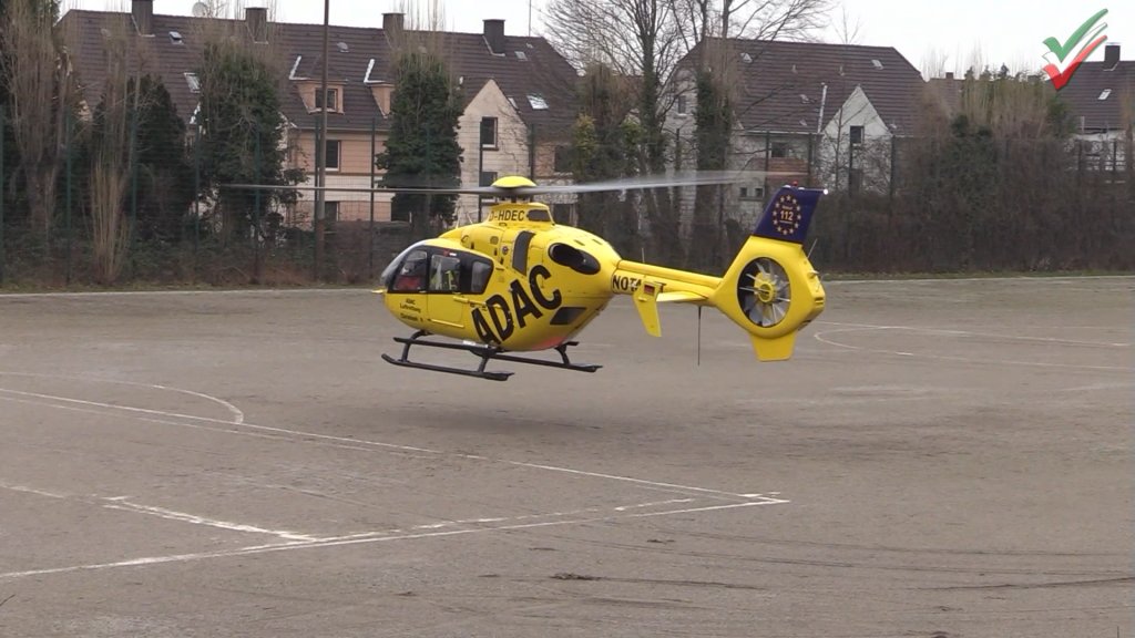 Zweijähriges Kleinkind im Treppenhaus 10 bis 12 Meter abgestürzt – Rettungshubschrauber im Einsatz