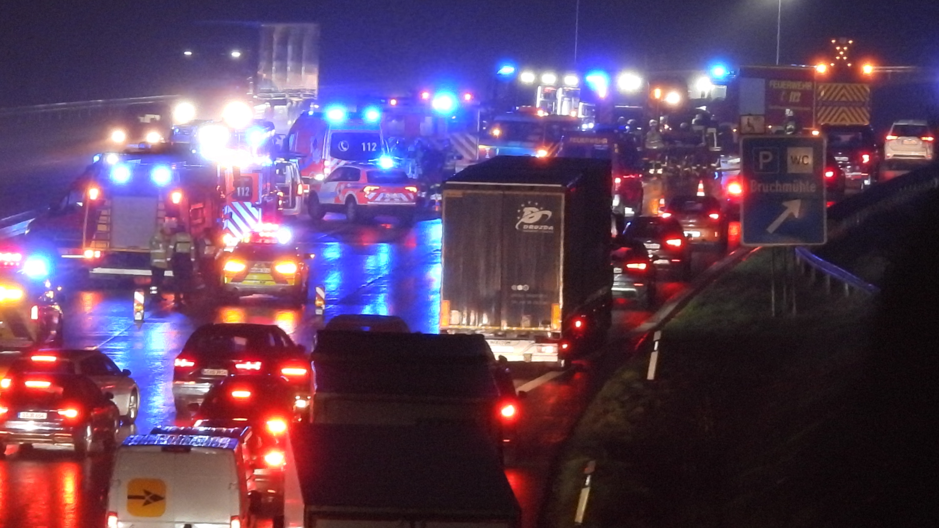 Massen-Crash auf A1 – Mehrere Verletzte – Schwerer Unfall zwischen Gevelsberg und Wuppertal