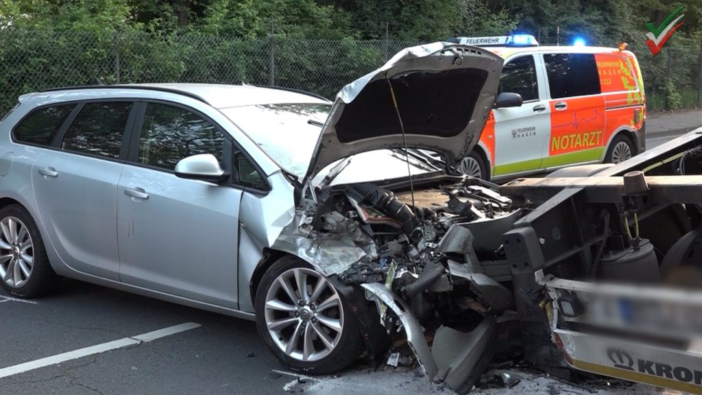 PKW Kracht Auf Stehenden LKW-Anhänger - Fahrer Verletzt