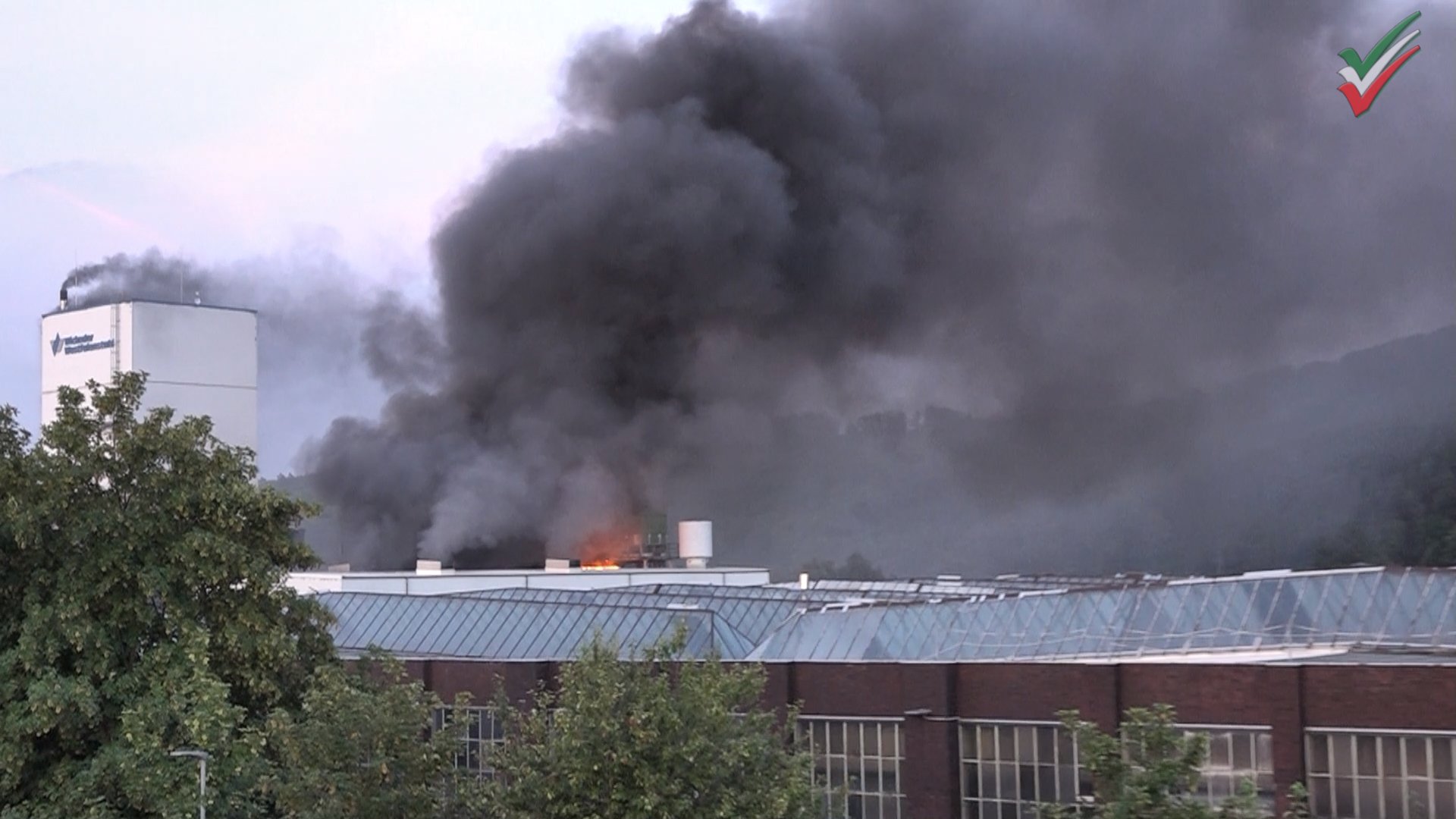 Großbrand in Wickede (Ruhr) – 250 Feuerwehrleute die ganze Nacht im Einsatz