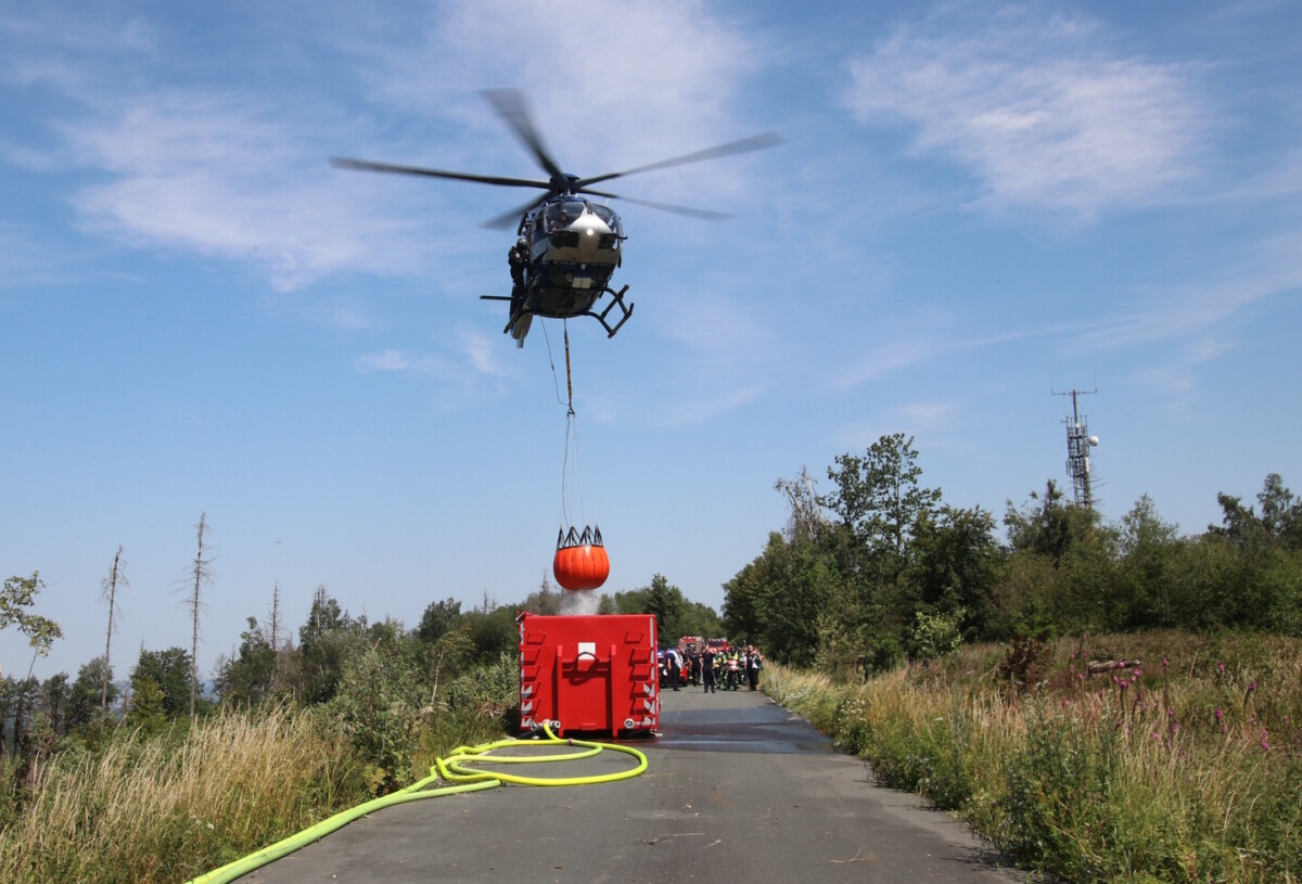 Wie kommt das Wasser auf den Berg? Feuerwehren aus den Kreisen Lippe, Höxter und Paderborn üben auf dem Velmerstot die Löschwasserversorgung bei einem schwer zugänglichen Waldbrand