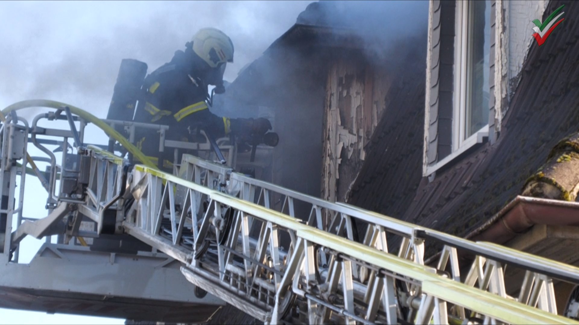 Küchenbrand im Dachgeschoss – Feuerwehrgroßeinsatz am zweiten Weihnachtstag in Letmathe