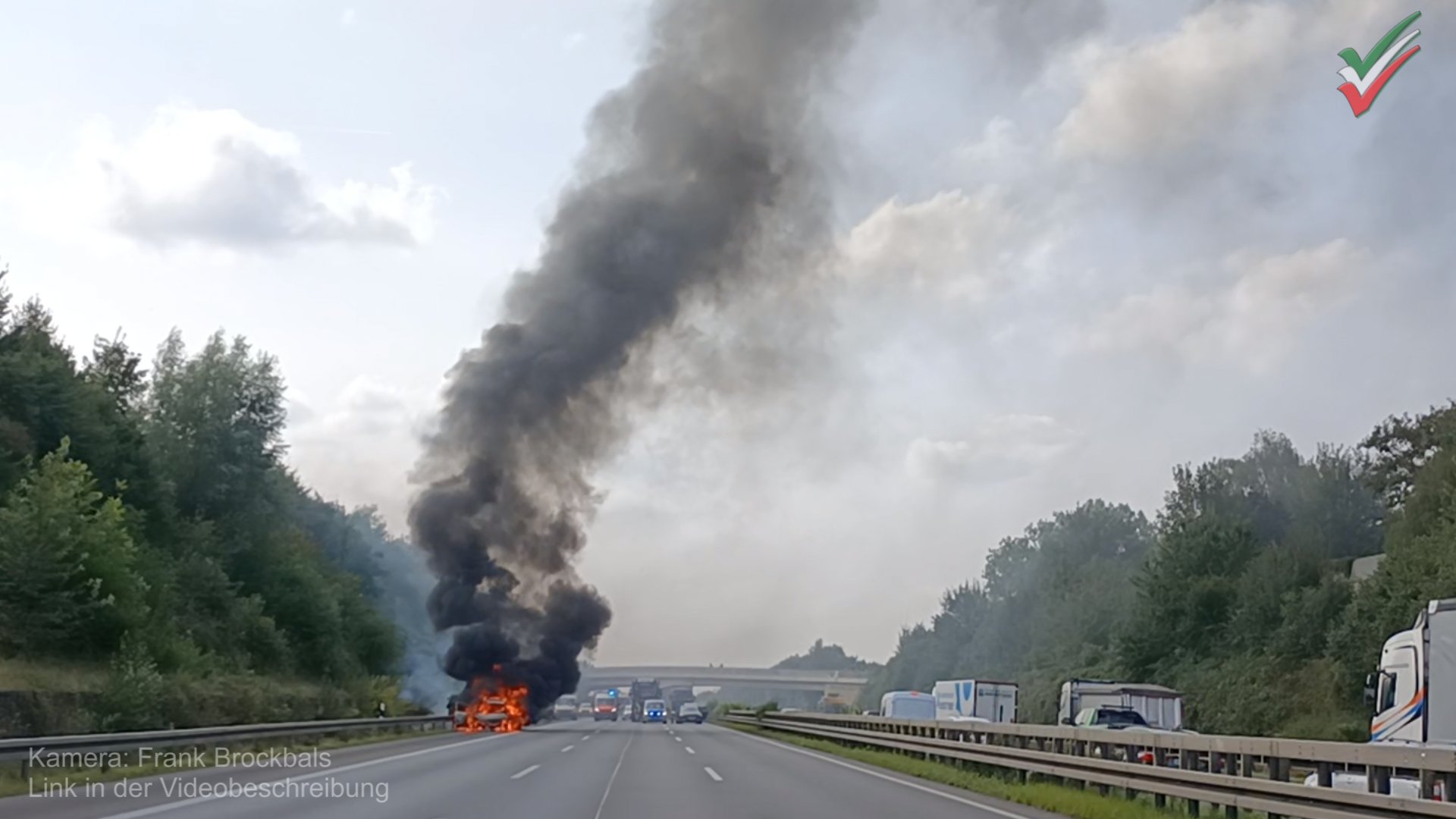 [A2] Brennender PKW auf der Autobahn bei Dortmund – Fahrzeug in Vollbrand