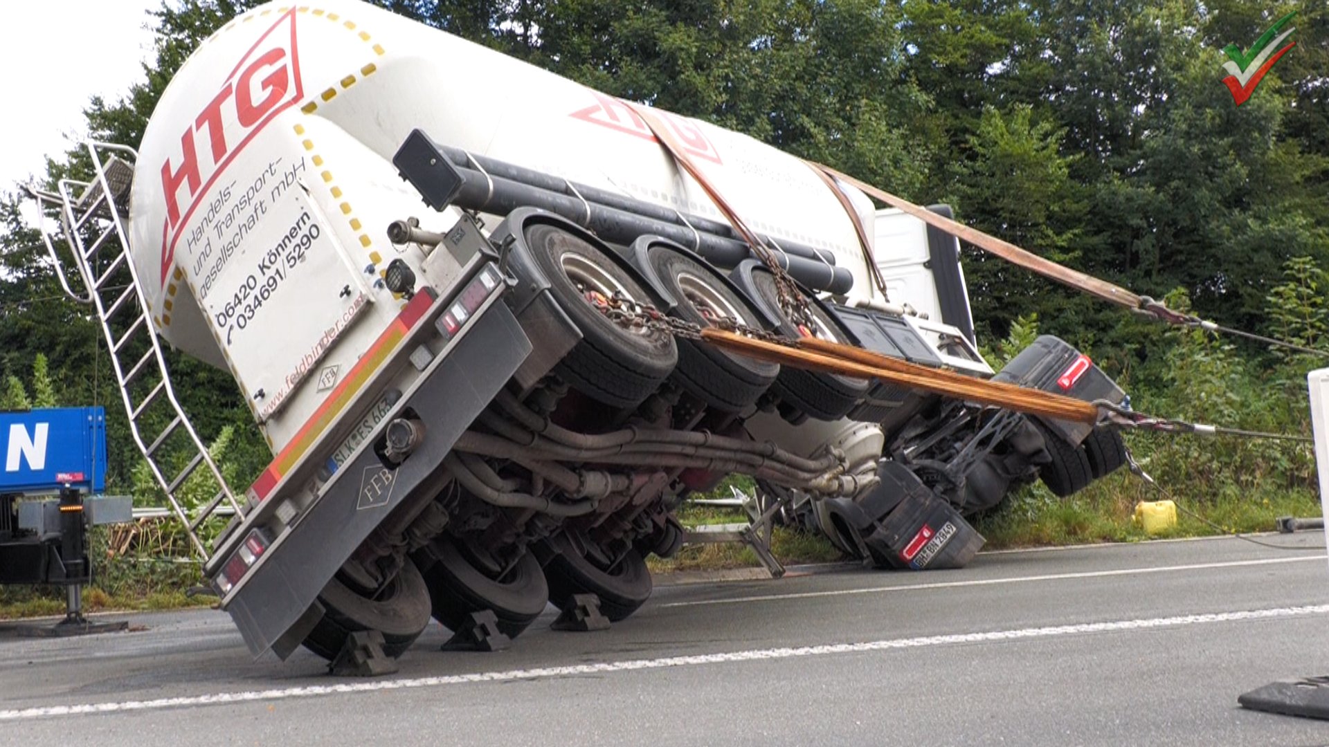 [LKW-Bergung] Silozug umgekippt auf B233 in Unna – LKW liegt quer in Mittelschutzplanke