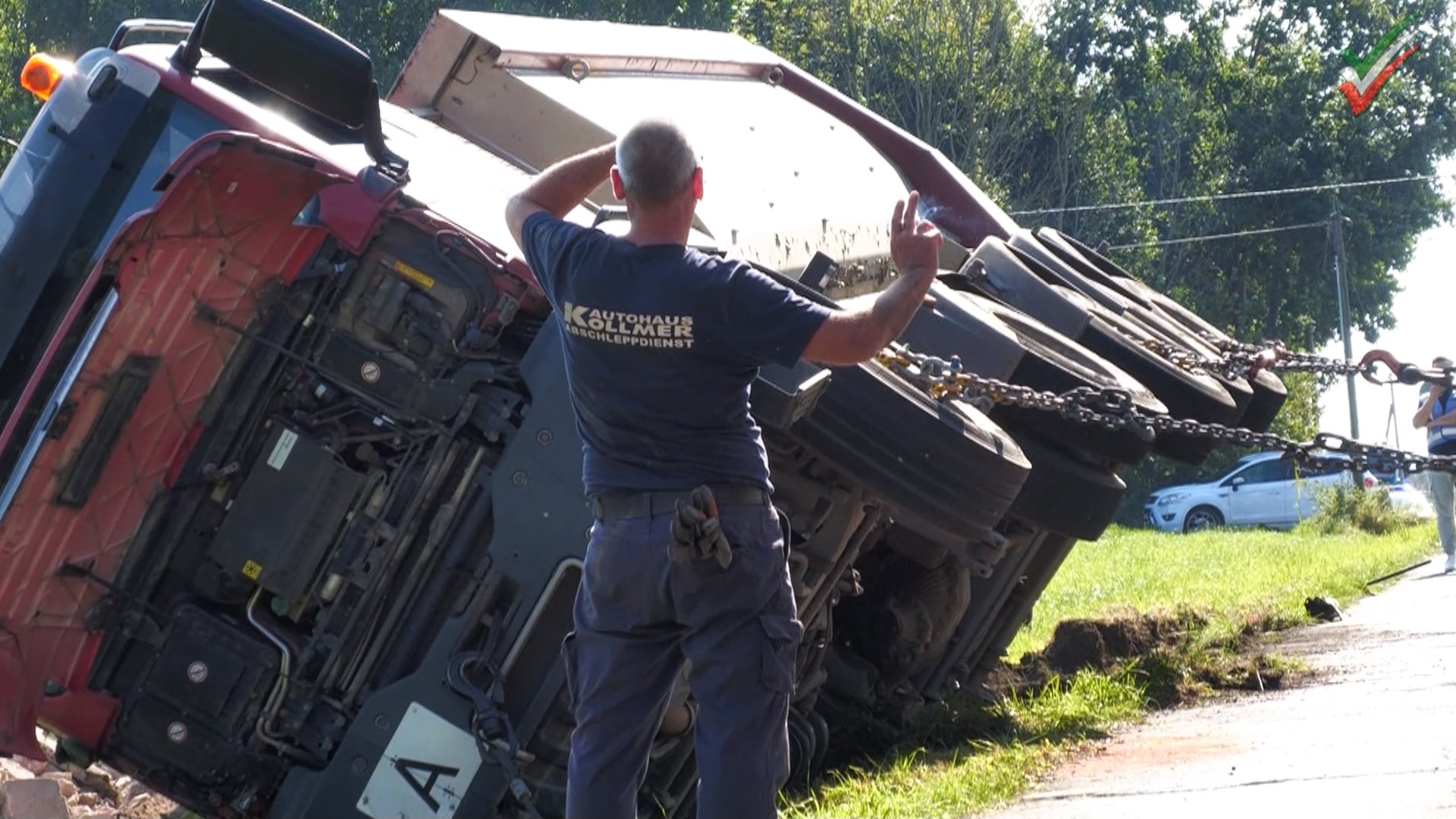 [LKW-Bergung] MEILLER Kipper umgekippt, liegt im Graben – mit Steinen beladen