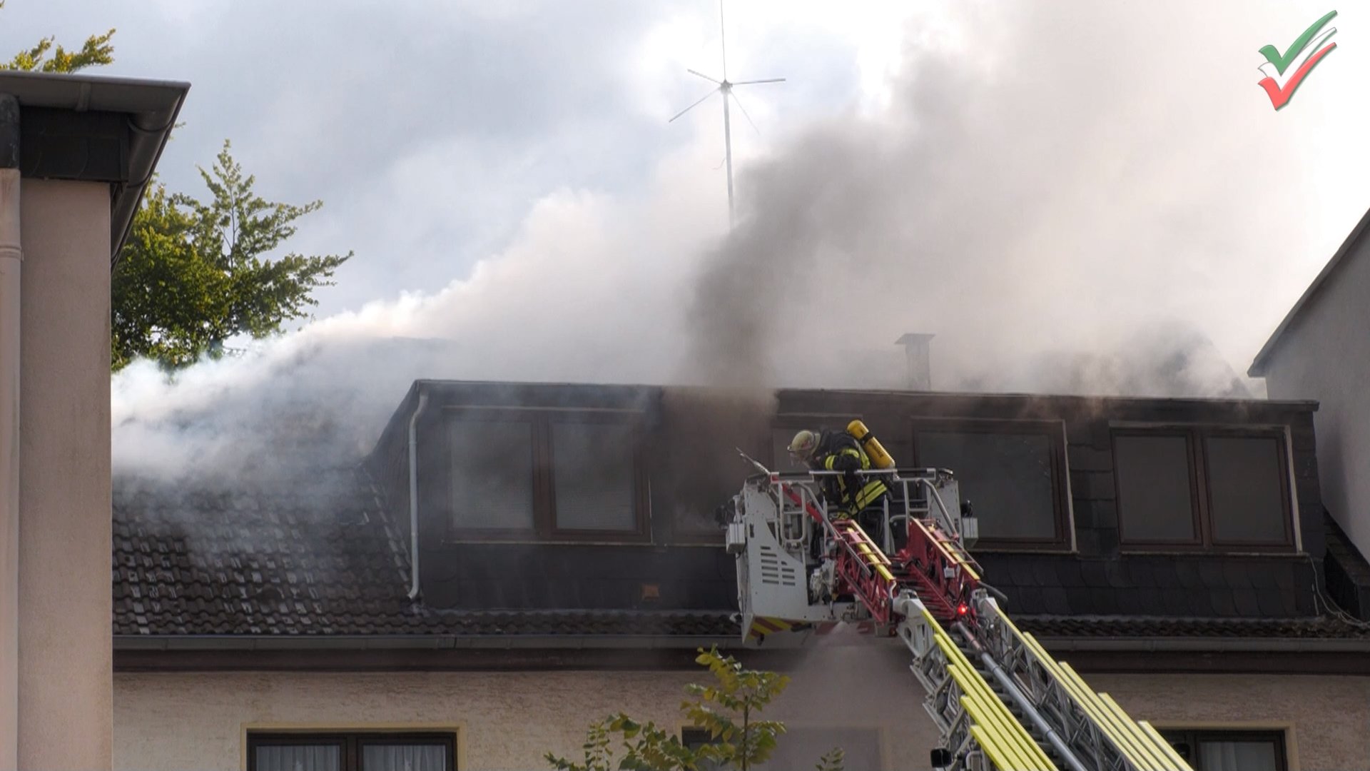 Ausgedehnter Dachstuhlbrand “Am Karweg” schnell unter Kontrolle