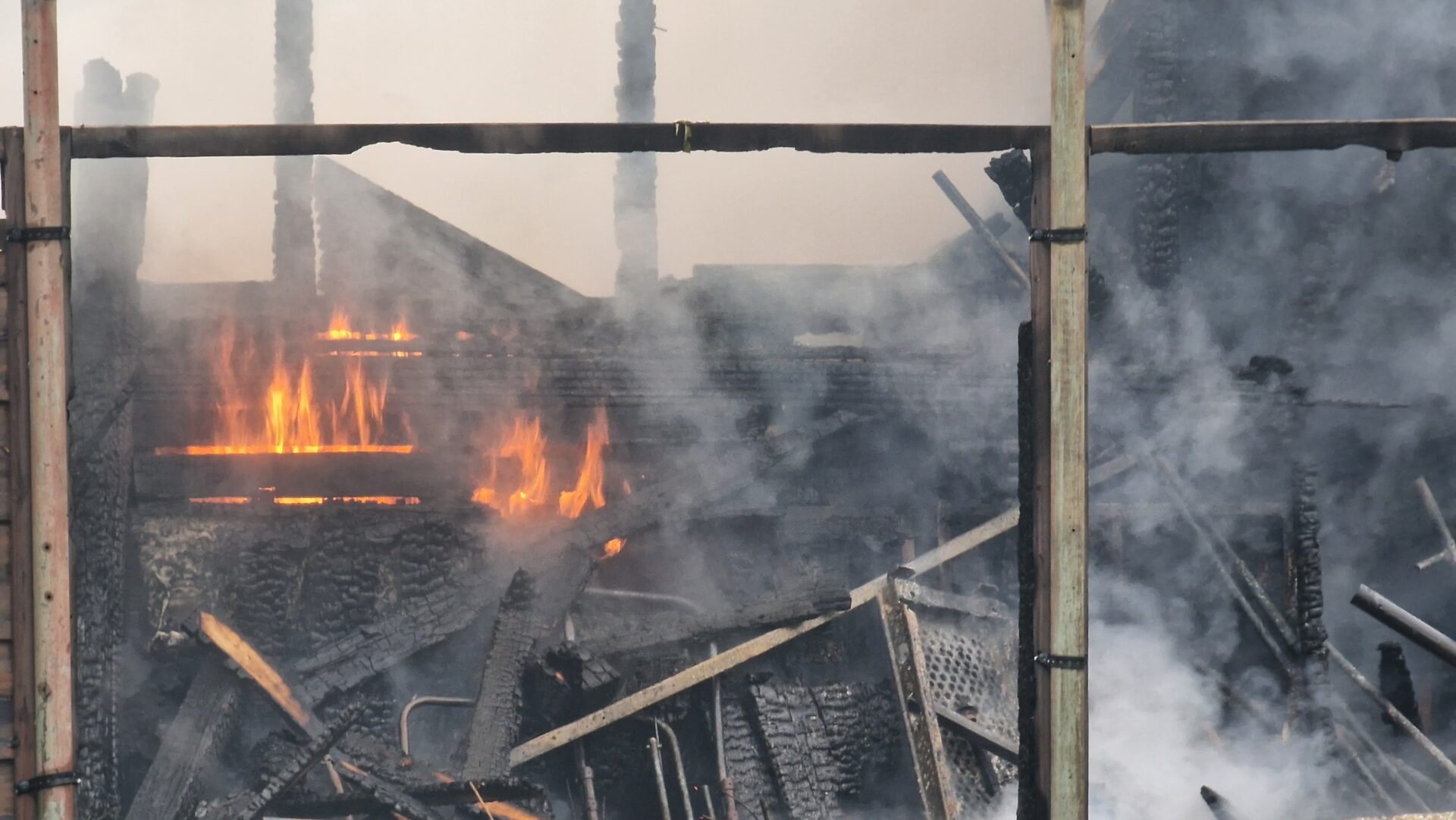 Laube komplett abgebrannt – Laubenbrand in Kleingartenanlage in Hagen-Bathey