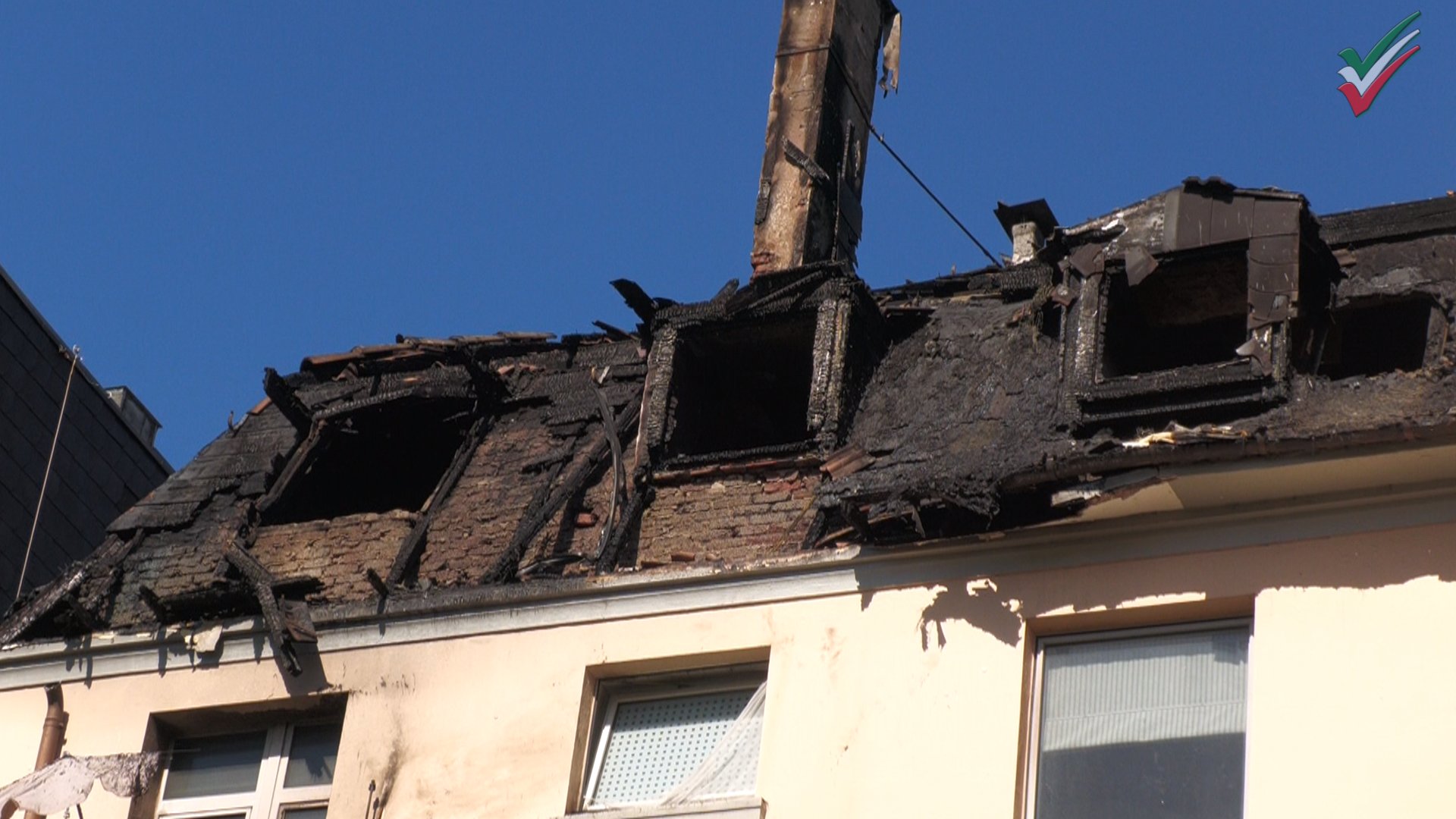 🔥 Dachstuhlbrand in Mehrfamilienhaus – Menschenrettung per Drehleiter | Großalarm in Wetter (Ruhr)