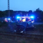 🚨 Driftversuch endet im Gleisbereich – Mercedes kracht auf Bahngelände in Ennepetal 🚧🚗