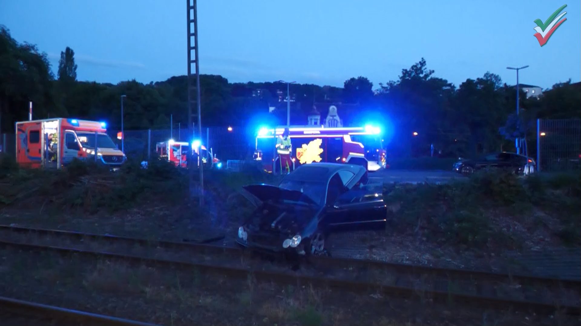 🚨 Driftversuch endet im Gleisbereich – Mercedes kracht auf Bahngelände in Ennepetal 🚧🚗