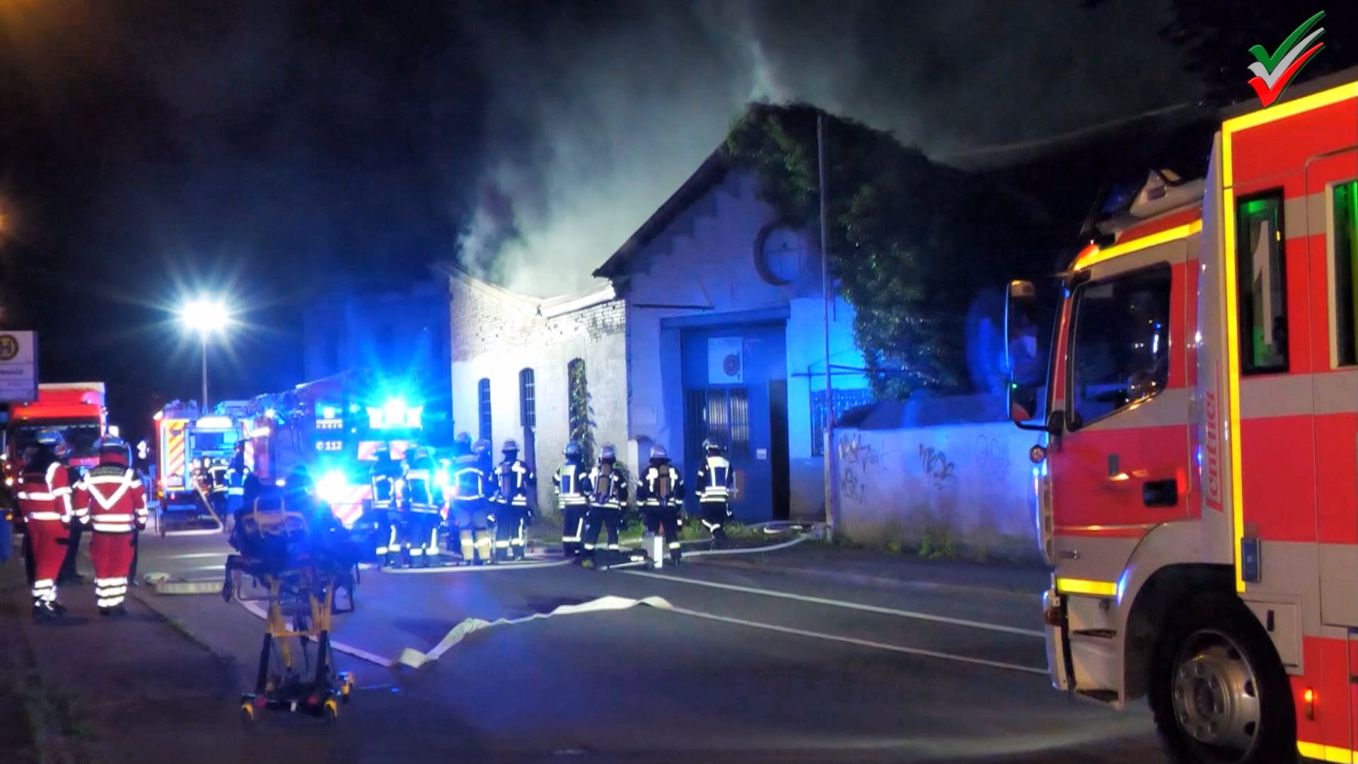 Brand in ehemaliger Lagerhalle schnell gelöscht – Feuerwehr zunächst im Großeinsatz
