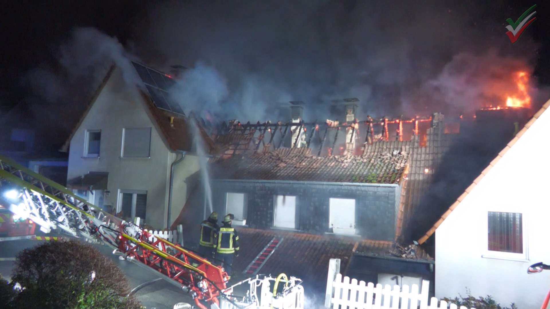 Dachstuhlbrand in Hagen in Neujahrsnacht – Mehrere Wohngebäude ausgebrannt nach Silvester